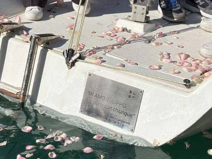 Capo d’Orlando Marina la cerimonia di intitolazione della barca a vela “La Donna Blu” a Sara Campanella